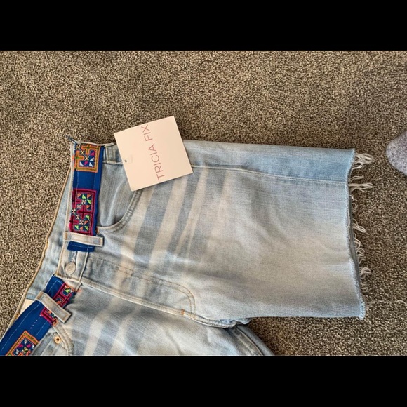 Tricia Fix x Levi 501 Jean Shorts - Picture 2 of 9